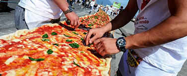 Двухкилометровую пиццу приготовили в Неаполе